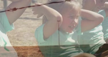 Açık havada egzersiz yapmak, arka planda rüzgar türbinleri olan bir çocuk, temiz havanın tadını çıkarmak. Doğa, sağlıklı yaşam tarzı, rüzgar enerjisi, oyuncu, aktivite