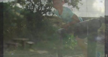 Tahta çitlerden atlamak, atletik giysili çocuk dışarıda animasyon yaratıyor. Spor, aktif, egzersiz, spor, hareket, çeviklik