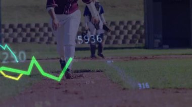 Sahada koşan, finansal veri grafik animasyonu ile beyzbolcu. Spor, atlet, analitik, performans, finans, izleme