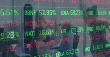 Ofiste çalışan iş adamlarının mali veri işleme görüntüsü. küresel iş, bağlantılar, dijital arayüz ve teknoloji konsepti dijital olarak oluşturulmuş görüntü.