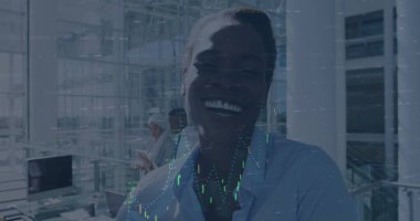 Ofisteki gülümseyen iş kadınının mali veri işleme görüntüsü. küresel iş, finans, veri işleme ve dijital olarak oluşturulmuş görüntü konsepti.