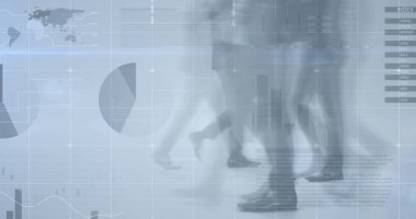 Yürüyen iş adamları üzerinde finansal veri işleme görüntüsü. küresel finans, iş ve dijital arayüz kavramı dijital olarak oluşturulmuş görüntü.