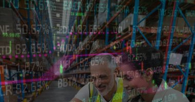 Depoda çalışanların veri işleme görüntüsü. küresel sevkiyat, dağıtım ve bağlantılar konsepti dijital olarak oluşturuldu.