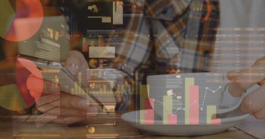 Akıllı telefon kullanan adamın istatistik ve veri işleme görüntüsü. küresel iş, dijital arayüz ve teknoloji konsepti dijital olarak oluşturulmuş görüntü.