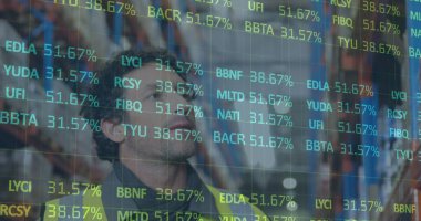 Depoda çalışan bir adamın mali veri işleme görüntüsü. küresel gönderim ve bağlantılar konsepti dijital olarak oluşturulmuş görüntü.