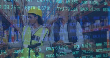 Depoda çalışan kadın ve erkeğin istatistik ve mali veri işleme görüntüsü. küresel gönderim ve bağlantılar konsepti dijital olarak oluşturulmuş görüntü.