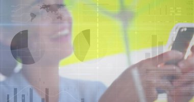 Akıllı telefon kullanan bir kadının istatistik ve veri işleme görüntüsü. küresel iş, veri işleme ve teknoloji konsepti dijital olarak oluşturulmuş görüntü.