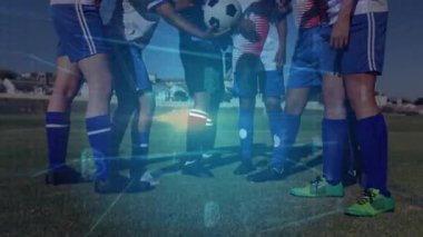 Dijital kripto döviz animasyonu ile futbol oyuncuları sahada üst üste biniyor. Takım çalışması, spor, dijital para birimi, engelleme zinciri, yenilik, teknoloji