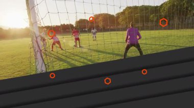 Sahada, futbol oyuncuları geometrik şekillerin animasyonuyla sahne oluşturuyorlar. Spor, atletizm, rekabet, takım çalışması, dijital, oyun