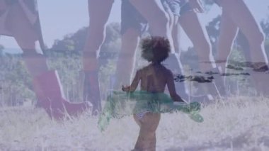 Güneşli bir günde insanların arasında yeşil ağ taşıyan çocuk animasyonla yürüyor. Açık hava, kalabalık, doğa, eğlenceli, toplanma, etkinlik