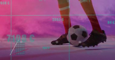 Finansal veri tabloları ve döviz sembolleri analiz ediliyor, sahadaki futbolcu. Finans, ekonomi, analiz, iş, yatırım, spor