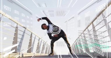 Köprüde, dijital verilerle çevrelenmiş bir insan, onları çevreleyen animasyonla örtüşüyor. Fitness, teknoloji, egzersiz, fütürizm, yenilik, atlet