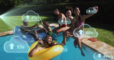 Arkadaşlar havuzda dinlenirken üzerlerine bulut yüklemesi yapıyorlar. Teknoloji, eğlence, dijital, fütürist, bağlantı, bulut hesaplama