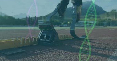 Başlangıç bloğunda protez bacaklı bir sporcu, DNA ipliği animasyonu örtüyor. Engelliler, biyoteknoloji, yenilik, genetik, koşu, atletizm