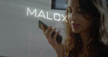 Akıllı telefondan konuşan, Sondaj Mesajı animasyonu olan bir kadın okulda üst üste binmiş. Teknoloji, siber güvenlik, tehdit, iletişim, güvenlik, dijital