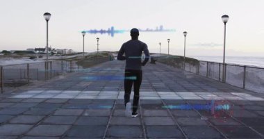 Dijital veri ve grafiklerin animasyonu olan bir adam kaldırımda koşuyor. Fitness, teknoloji, sanal, analitik, sağlık, egzersiz