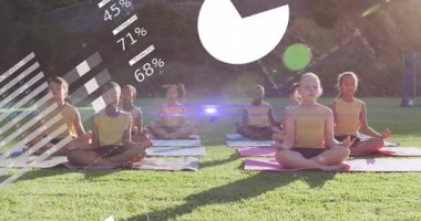 Yoga pratiği, veri işleme animasyonu yapan çocuklar parkta üst üste biniyor. Meditasyon, farkındalık, sağlık, teknoloji, dijital, fitness