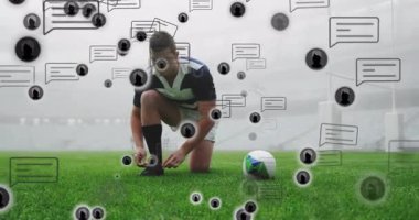 Topa vurmaya hazırlanan rugby oyuncusu sosyal medya simgeleriyle etrafta dolaşıyor. Sporcu, spor, teknoloji, dijital, bağlantı, ağ