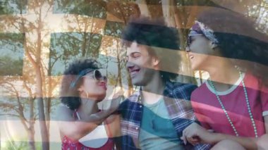 İki kadın, Yunan bayrağı animasyonunda şakacı bir şekilde erkeğin yanaklarını öpüyor. Kutlama, seyahat, turizm, Avrupa, sevgi, mutluluk