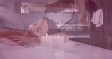 Spa masasında dinlenen, mumlarla çevrili bir kadın ve rahatlatıcı bir animasyon ortamı. Rahatlama, sağIık, terapi, aromaterapi, sükunet, kişisel bakım.