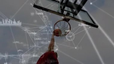 Okul spor salonundaki basketbol potasını kaplayan veri işleme animasyonu. Teknoloji, spor, analitik, analiz, spor salonu, hareket