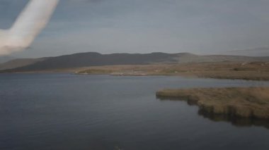Süzülen beyin animasyonu, dingin gölün yanında, dağ altyapısı ile birlikte. Doğa, sükunet, teknoloji, fütüristik, hayal gücü, gerçeküstü