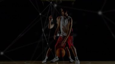 Basketbol oynayan sporcular, şebeke bağlantıları olan sporcular sahada üst üste biniyor. Spor, teknoloji, dijital, takım çalışması