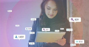 Tablet kullanan, okuldaki sosyal medya ikonlarının animasyonlarıyla çevrili bir kadın. Teknoloji, dijital, aygıtlar, ağ, bağlantı, iletişim