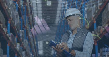 Depoda çalışan adamın istatistik ve mali veri işleme görüntüsü. küresel gönderim ve bağlantılar konsepti dijital olarak oluşturulmuş görüntü.