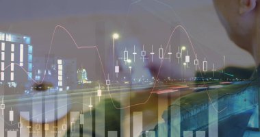 Şehir manzarası ve akıllı telefon kullanan iş adamının istatistik ve veri işleme görüntüleri. küresel iş, veri işleme ve teknoloji konsepti dijital olarak oluşturulmuş görüntü.