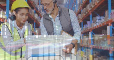 Depoda çalışanların veri işleme görüntüsü. küresel sevkiyat, dağıtım ve bağlantılar konsepti dijital olarak oluşturuldu.