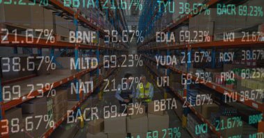 Depoda çalışanların veri işleme görüntüsü. küresel sevkiyat, dağıtım ve bağlantılar konsepti dijital olarak oluşturuldu.