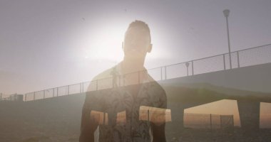 Köprüdeki plajdaki Afrikalı Amerikalı adamın görüntüsü. Mutlu tatiller ve boş zaman, dijital olarak oluşturulan görüntü.