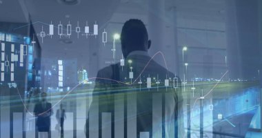 Ofiste çalışan iş adamının mali veri işleme görüntüsü. küresel iş, bağlantılar, dijital arayüz ve teknoloji konsepti dijital olarak oluşturulmuş görüntü.