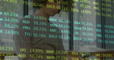 Akıllı telefon kullanan bir kadının istatistik ve veri işleme görüntüsü. küresel iş, dijital arayüz ve teknoloji konsepti dijital olarak oluşturulmuş görüntü.