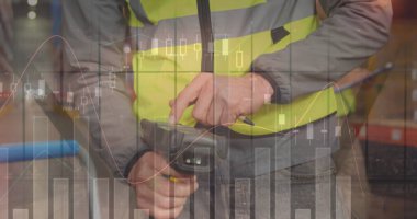 Depoda çalışan adamın veri işleme görüntüsü. küresel sevkiyat, dağıtım ve bağlantılar konsepti dijital olarak oluşturuldu.