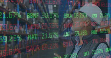 Depoda çalışan bir adamın mali veri işleme görüntüsü. küresel gönderim ve bağlantılar konsepti dijital olarak oluşturulmuş görüntü.