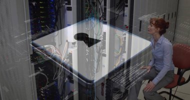 Bilgisayar ve teknisyen üzerinde asma kilit olan veri işleme resmi. küresel internet güvenliği, siber suç, veri işleme ve teknoloji konsepti dijital olarak oluşturuldu.