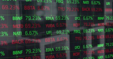 Boş binaların içerisindeki finansal veri işleme resmi. küresel veri işleme, iş, dijital arayüz, teknoloji ve ağ konsepti dijital olarak oluşturuldu.