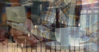 Akıllı telefon kullanan adamın istatistik ve veri işleme görüntüsü. küresel iş, dijital arayüz ve teknoloji konsepti dijital olarak oluşturulmuş görüntü.