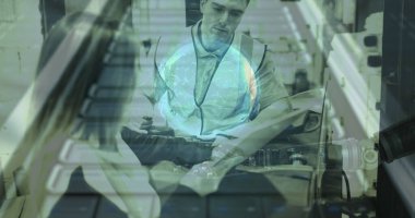 Güvenlik yeleği işleten bir depo işçisi, elimizdeki işe odaklanıyor. Lojistik, sanayi, işçi, ekipman, ulaşım, imalat