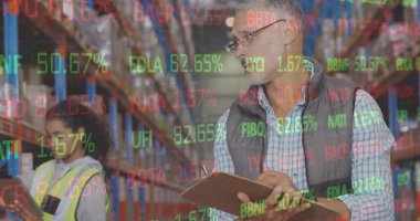 Depoda çalışan insanların borsa görüntüsü. küresel sevkiyat, dağıtım ve bağlantılar konsepti dijital olarak oluşturuldu.