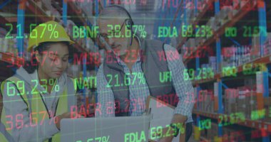 Depoda çalışan kadın ve erkeğin mali veri işleme görüntüsü. küresel gönderim ve bağlantılar konsepti dijital olarak oluşturulmuş görüntü.