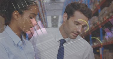 Depoda çalışanların veri işleme görüntüsü. küresel sevkiyat, dağıtım ve bağlantılar konsepti dijital olarak oluşturuldu.