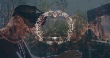 VR kulaklık takan bir adamın beyninin dönmesi ve veri işlemesi. Bilim, bağlantı, teknoloji ve dijital arayüz kavramı dijital olarak oluşturulmuş görüntü.