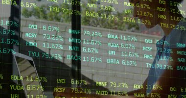 Bilgisayarı kullanan bir kadının istatistik ve veri işleme görüntüsü. küresel iş, dijital arayüz ve teknoloji konsepti dijital olarak oluşturulmuş görüntü.