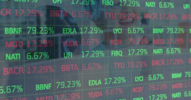 Ofisteki iş adamları üzerinde istatistik ve finansal veri işleme görüntüsü. küresel iş, finans, veri işleme ve dijital olarak oluşturulmuş görüntü konsepti.