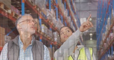 Depoda çalışanların veri işleme görüntüsü. küresel sevkiyat, dağıtım ve bağlantılar konsepti dijital olarak oluşturuldu.