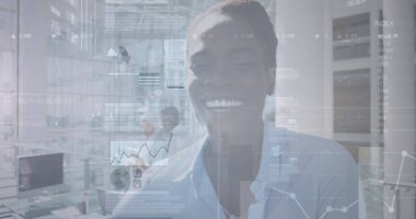 Ofiste gülümseyen bir iş kadınının mali veri işleme görüntüsü. küresel finans, iş ve dijital arayüz kavramı dijital olarak oluşturulmuş görüntü.