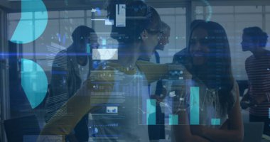 Ofisteki iş adamları üzerinde finansal veri işleme resmi. küresel iş, finans, veri işleme ve dijital olarak oluşturulmuş görüntü konsepti.